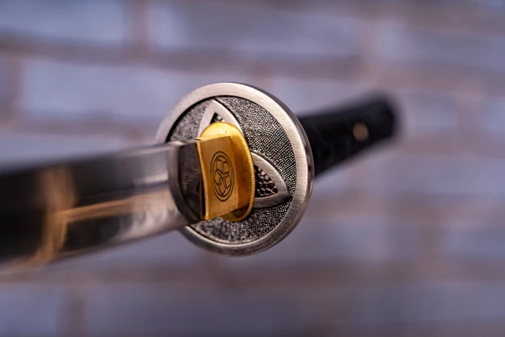 katana-t10-model-6-tsuba-zblizenie-struktury.jpg