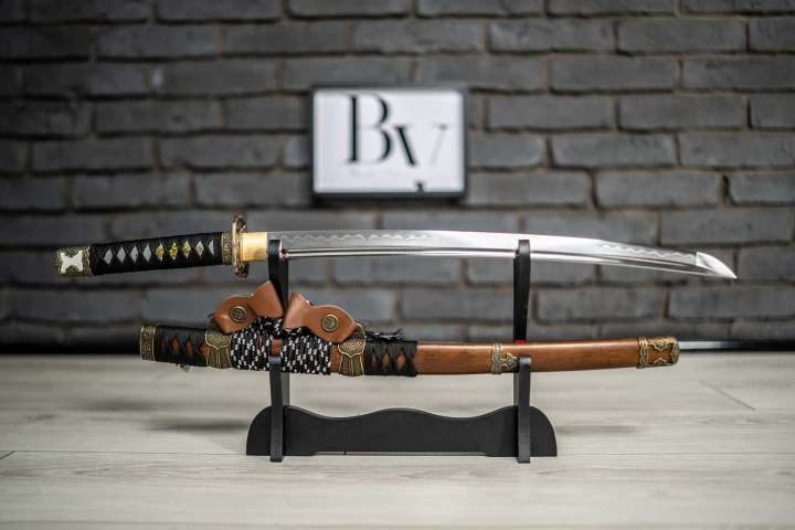 wakizashi-model-3-pelne-ujecie-na-stojaku.jpg