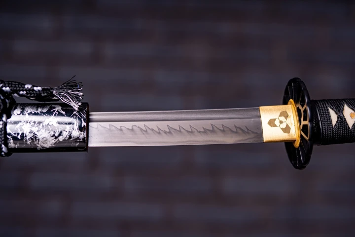 katana-model-5-japonska-katana-hamon-zblizenie.jpg