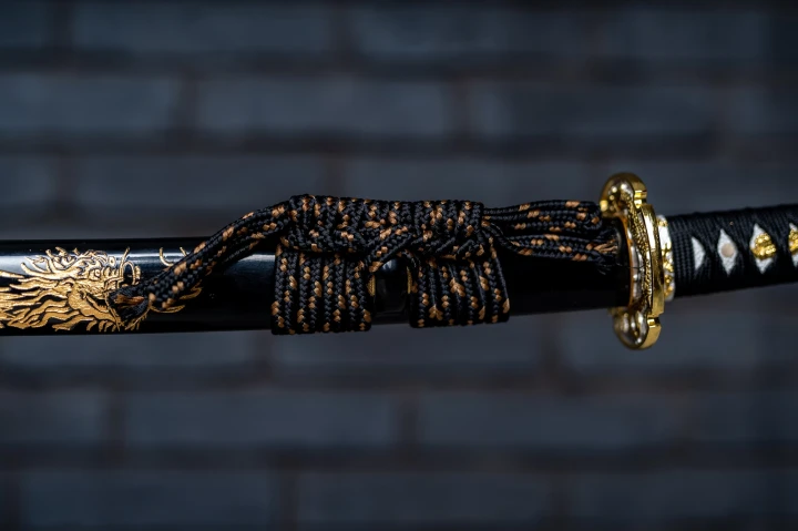 czarna-saya-drewno-lakierowane-katana-damast.jpg