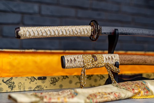 profesjonalna-katana-t10-model-13-na-stojaku.jpg