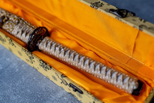 japonska-katana-t10-model-13-perspektywa-rekojesci.jpg