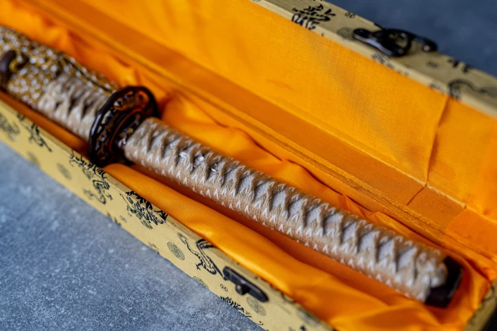 japonska-katana-t10-model-13-perspektywa-rekojesci.jpg