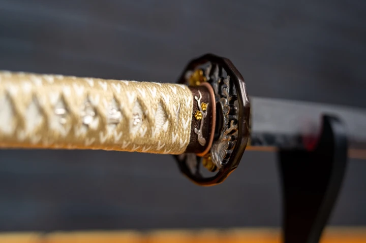 katana-model-13-tsuba-glebia-detalow.jpg