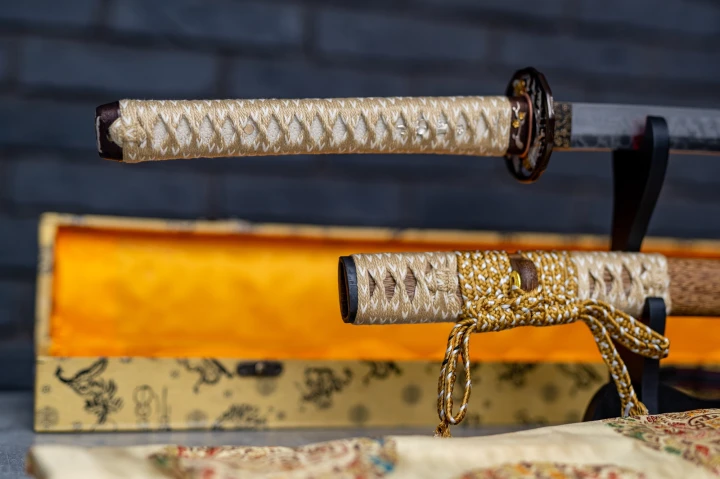 katana-model-13-tsuba-krawedz-szczegoly.jpg