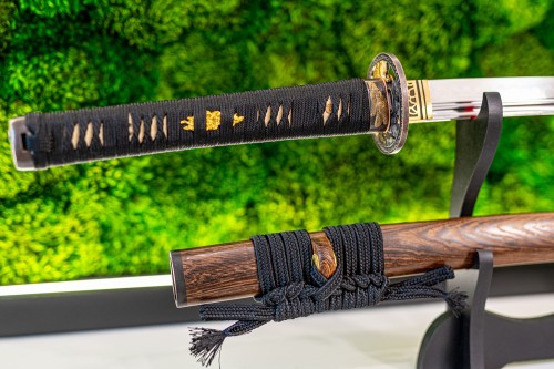4s-wakizashi-zblizenie-na-detale-rekojesc-tsuba-saya.jpg