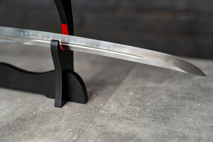 Wakizashi-katana-japonska-warszawa-na-stojaku-ostrze-hamon.jpg
