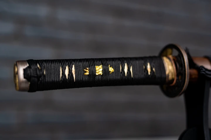 Wakizashi-katana-japonska-warszawa-na-stojaku-rekojesc-tsuba.jpg