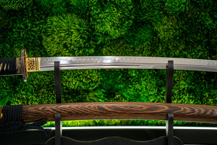 wakizashi-model-4s-na-stojaku-widoczny-hamon.jpg
