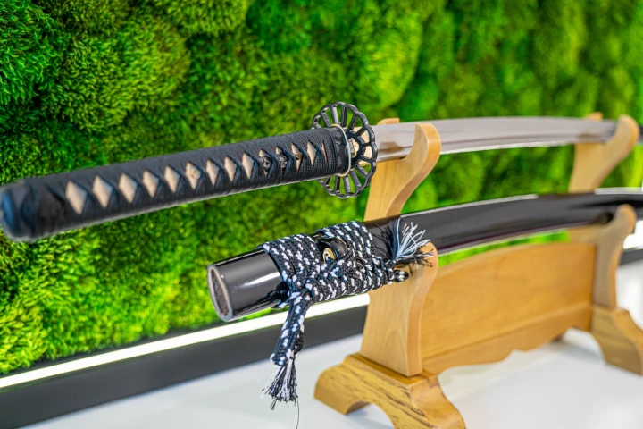 katana-model-5h-na-stojaku-drewnianym.jpg